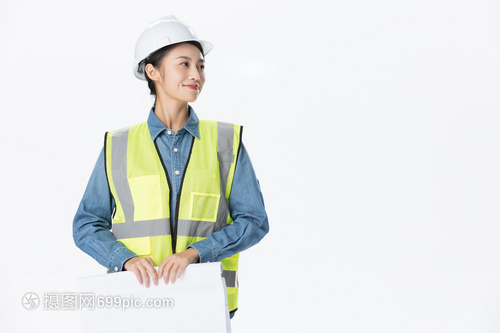 青年女性建筑工程师拿设计图纸